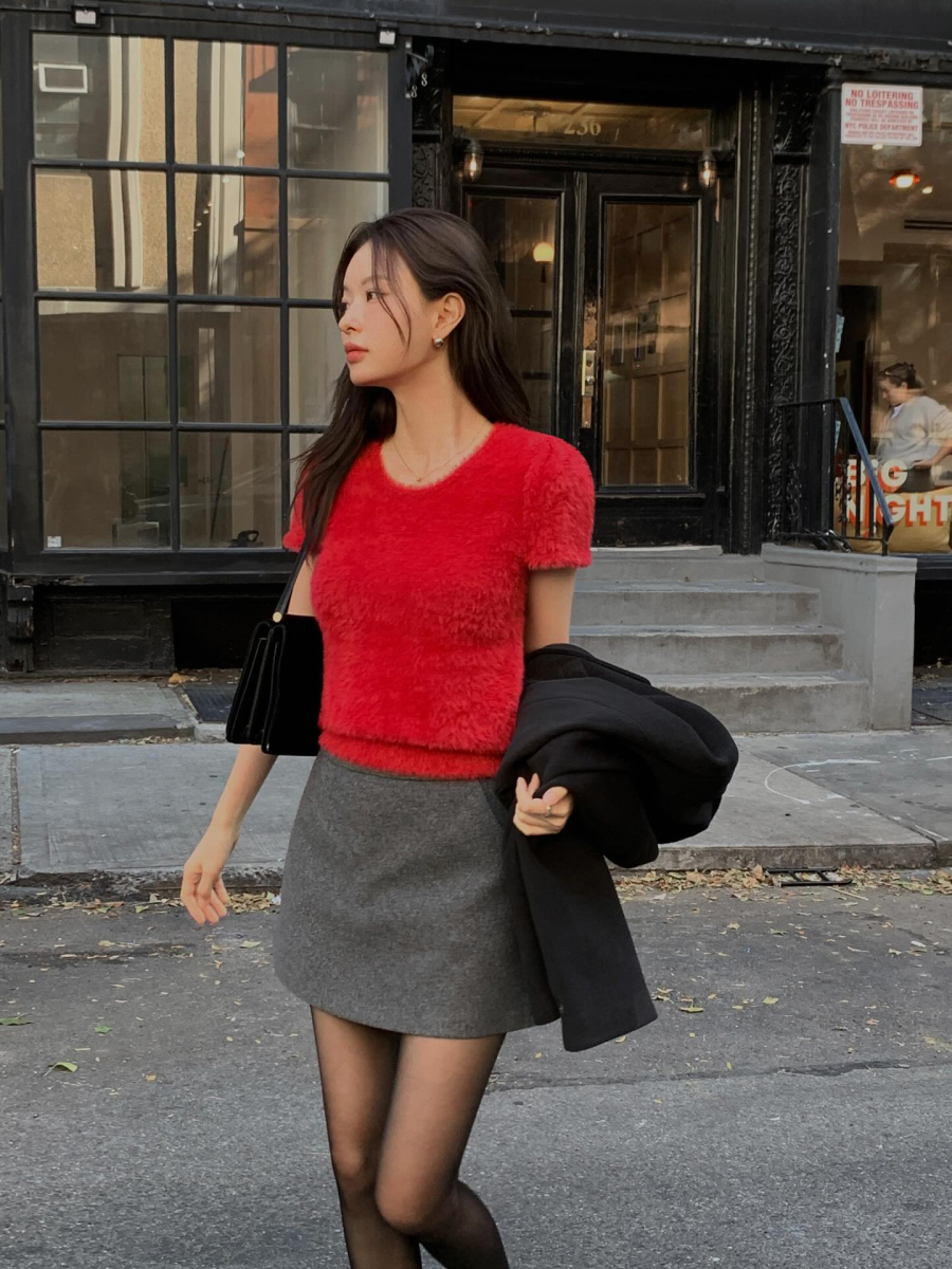 Chân váy ngắn luôn là lựa chọn giúp outfit trở nên năng động và tươi tắn hơn, rất hợp với những buổi đi chơi hay dạo phố ngày Tết. 