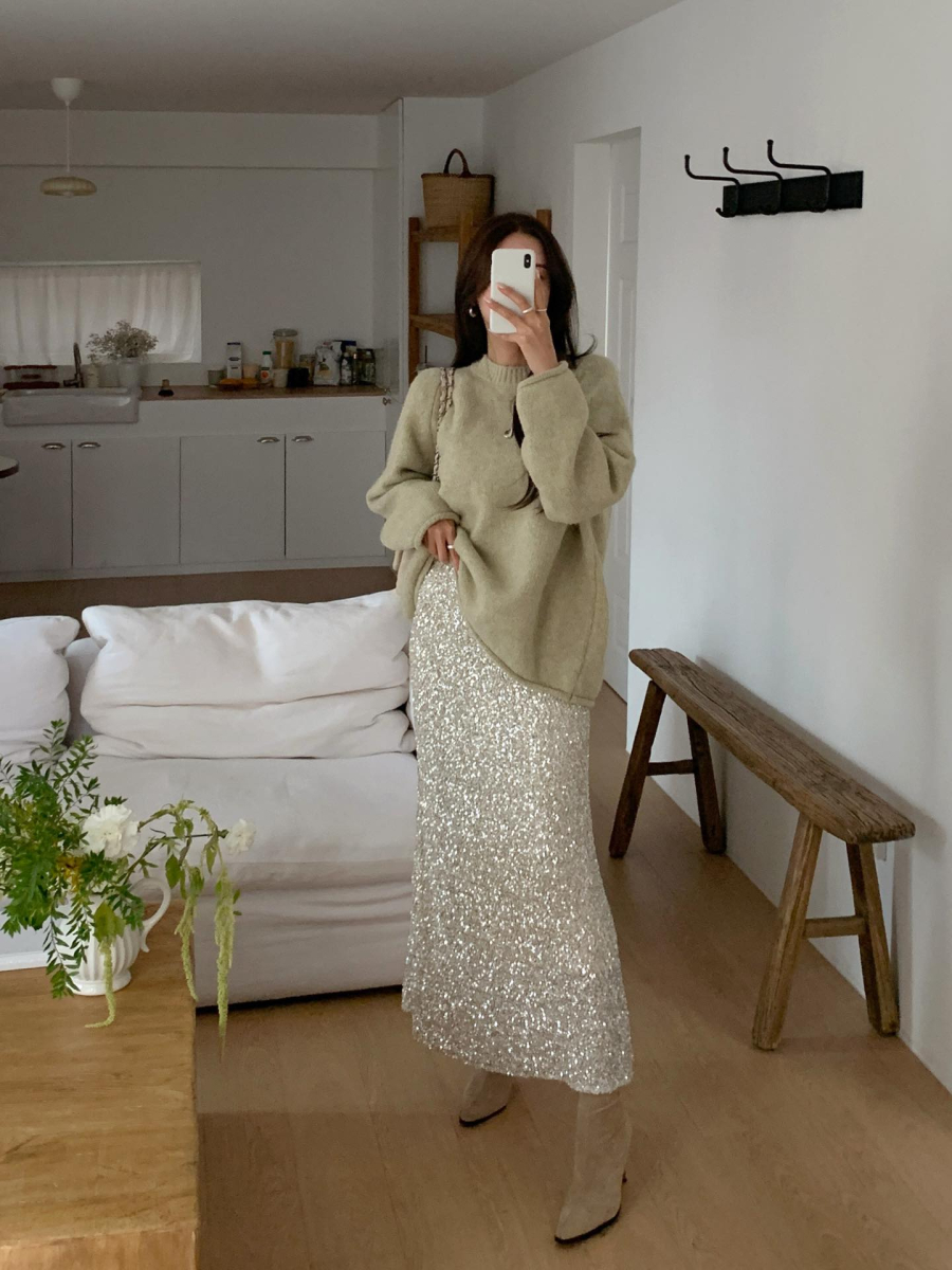 Đối với những ai yêu thích phong cách chững chạc và thanh lịch hơn, chân váy suông là item không nên bỏ qua. 
