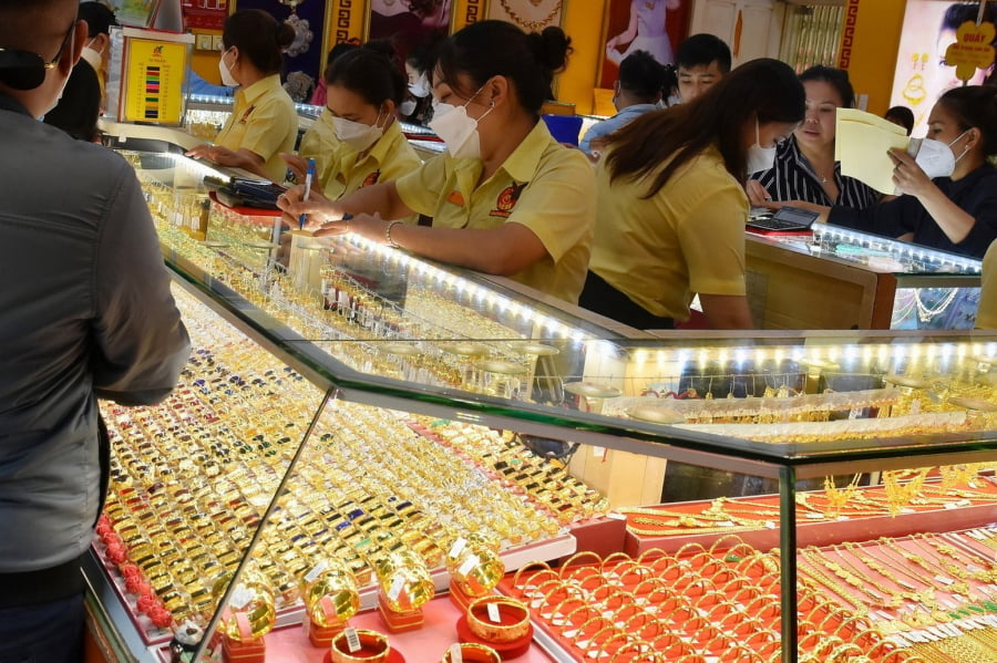 Trong phiên sáng 9/1/2026 tại thị trường châu Á, giá vàng thế giới giao ngay đã bật tăng trở lại và neo quanh ngưỡng 4.477,42 USD/ounce, cao hơn khoảng 20,86 USD (tương đương 1,04%) so với phiên trước đó.