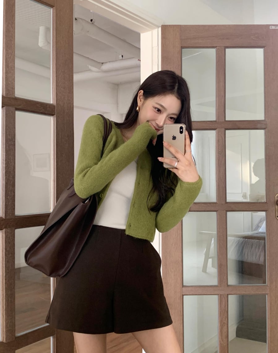 Những chiếc cardigan mang gam màu tươi sáng luôn là lựa chọn hàng đầu khi muốn làm mới phong cách.