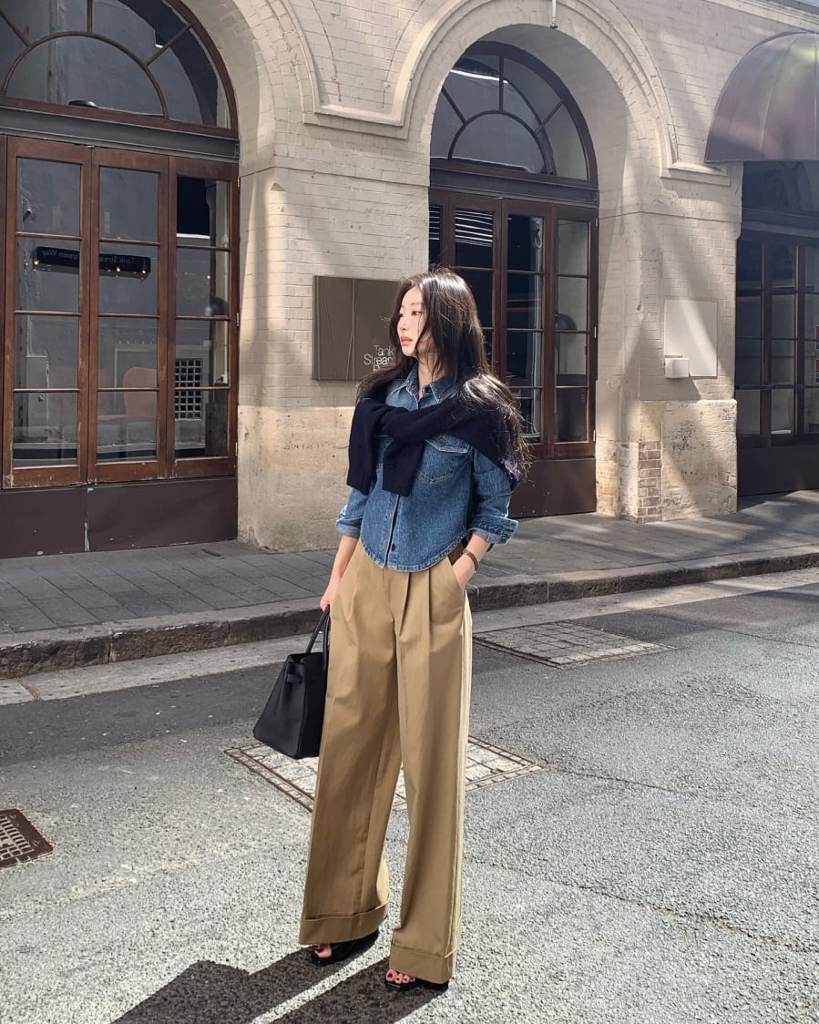 Vào mùa xuân, những thiết kế denim mỏng, phom dáng vừa vặn và màu xanh nhạt hoặc xanh cổ điển sẽ dễ ứng dụng hơn cả.