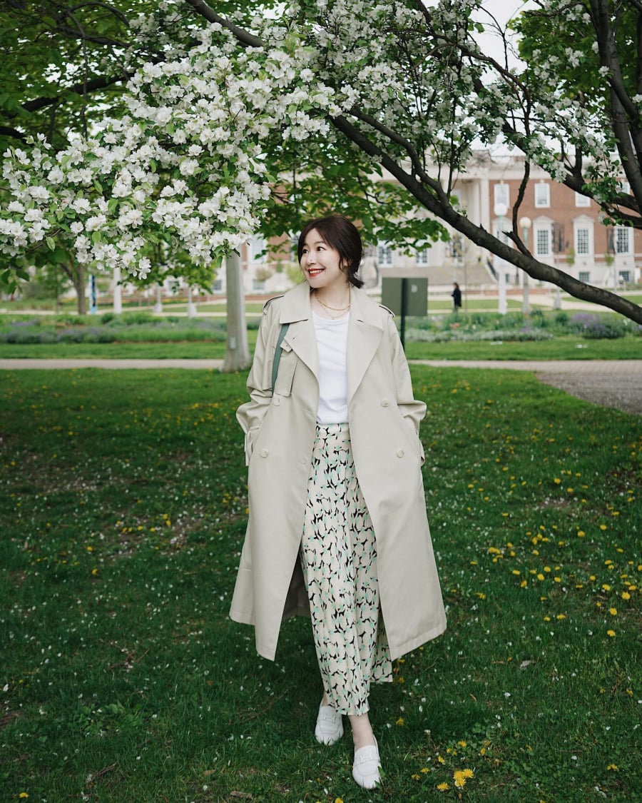 Khi phối cùng chân váy, trench coat mang lại vẻ ngoài thanh lịch, sang trọng và có phần “điện ảnh”, rất phù hợp cho những ngày giao mùa.