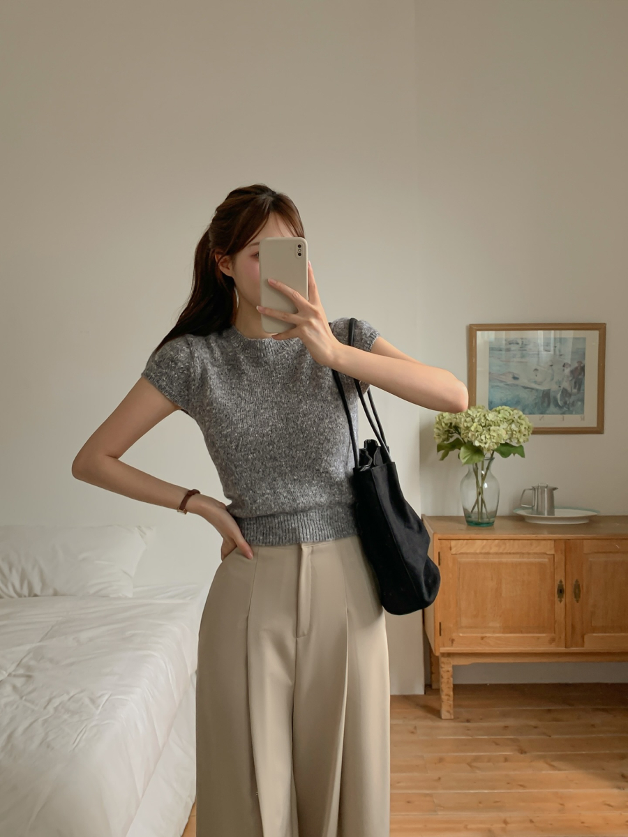Áo len xám mang đến cảm giác nhẹ nhàng, tinh tế nhưng không hề nhàm chán. 