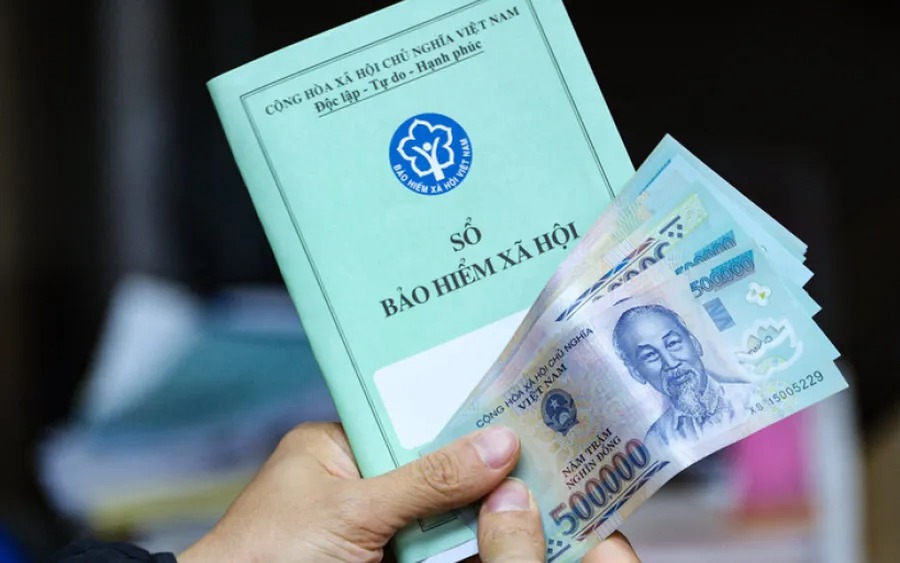 Theo BHXH TP Hà Nội, tiền lương tối thiểu để tham gia các loại bảo hiểm bắt buộc đối với người lao động làm việc theo hợp đồng được xác định căn cứ theo mức lương tối thiểu vùng quy định tại Phụ lục ban hành kèm theo Nghị định số 293/2025/NĐ-CP.    