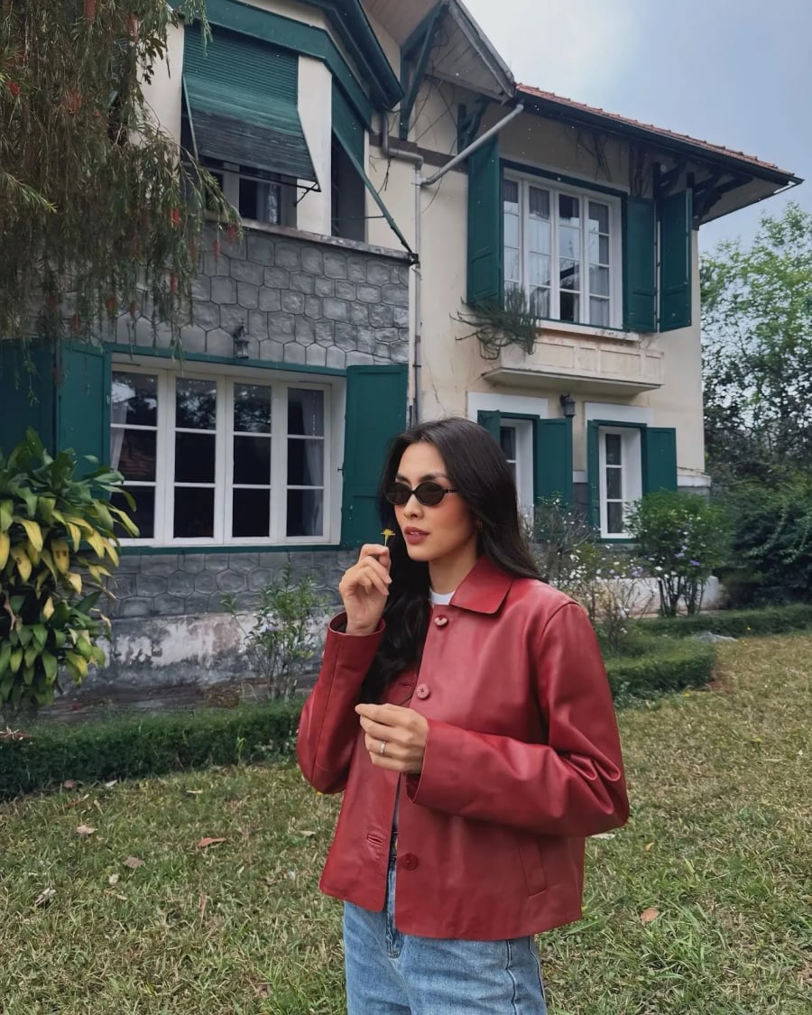 Khi kết hợp cùng các gam trung tính như đen, tổng thể trở nên hài hòa, mạnh mẽ mà vẫn có chiều sâu.
