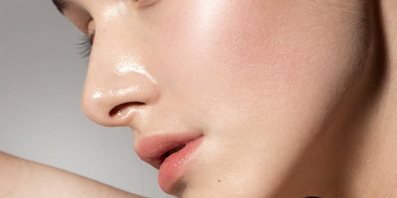 Gel nha đam còn hỗ trợ cải thiện các vùng da xỉn màu, giúp da mềm mại và tươi sáng hơn.