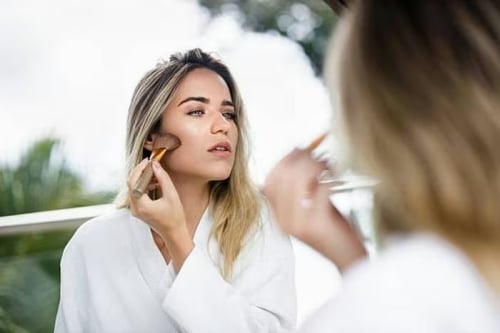 Chỉ cần tập trung vào những vùng dễ lộ dấu hiệu mệt mỏi như quầng mắt, rãnh mũi hay khóe miệng, gương mặt đã có thể trở nên tươi tắn hơn rõ rệt.