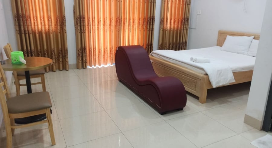 Vì sao cuối giường ở khách sạn thường có thêm 1 chiếc ghế cong?