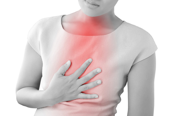Chấn thương vùng ngực nếu nhẹ thì chỉ gây ra những cơn đau ngực kéo dài, cơn đau sẽ tăng lên khi mọi người ho, hắt hơi hoặc hít thở sâu. (Ảnh minh họa)