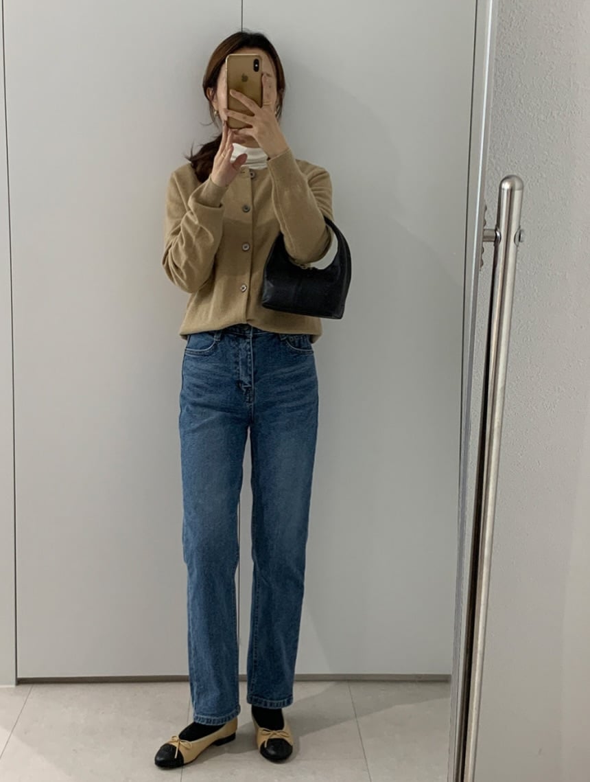 Một công thức khác rất được ưa chuộng trong mùa lạnh là áo len kết hợp cùng quần jeans ống đứng.