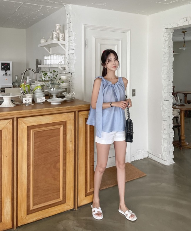 Quần short trắng là lựa chọn lý tưởng cho những ai muốn khoe lợi thế đôi chân và tạo cảm giác trẻ trung, năng động. 