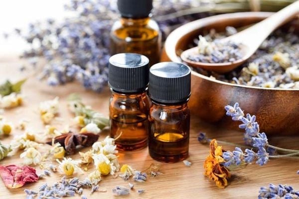 Tạo hương thơm dễ chịu bằng tinh dầu thiên nhiên    