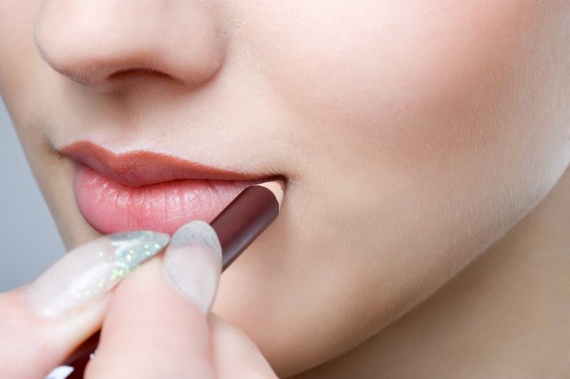Một trong những lỗi phổ biến nhất là kẻ viền môi quá đậm hoặc quá sắc,