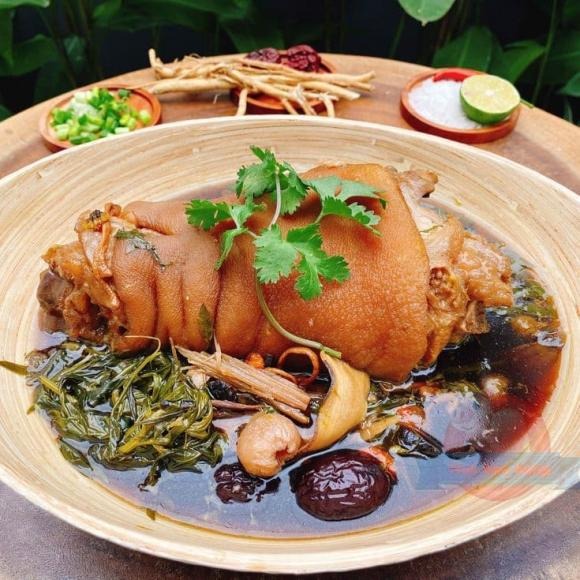 Theo khuyến cáo của Tổ chức Y tế Thế giới (WHO) và Hiệp hội Tim mạch Mỹ (AHA), các thực phẩm giàu mỡ bão hòa và cholesterol như chân giò cần được hạn chế, đặc biệt với những người mắc bệnh mạn tính, để tránh làm gia tăng nguy cơ ảnh hưởng xấu đến sức khỏe.    