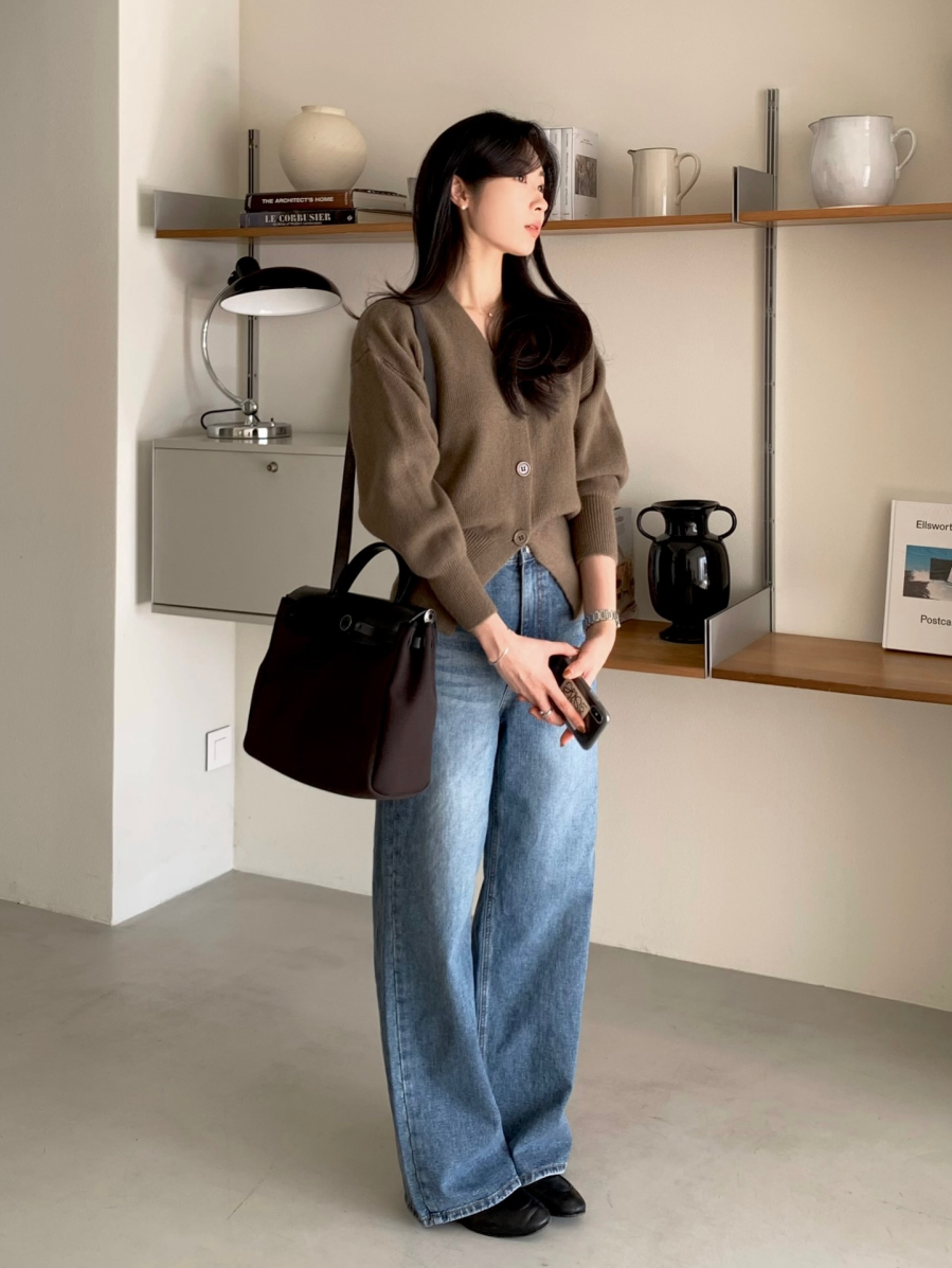 Dù là dáng ngắn gọn gàng, dáng lửng hiện đại hay phom oversized phóng khoáng, cardigan vẫn giữ được nét mềm mại đặc trưng khó trộn lẫn.
