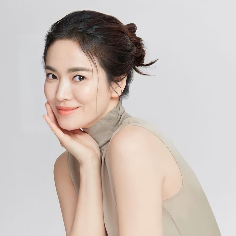 Trải qua nhiều năm hoạt động nghệ thuật với lịch trình dày đặc, nữ diễn viên vẫn giữ được gương mặt rạng rỡ, Mừng SHBET phiên bản mới 2025 mịn màng và thần thái trẻ trung hiếm thấy. 