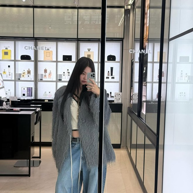  Chỉ cần khoác nhẹ bên ngoài các set đồ tối giản, tổng thể lập tức trở nên đắt giá mà không cần thêm thắt quá nhiều phụ kiện.