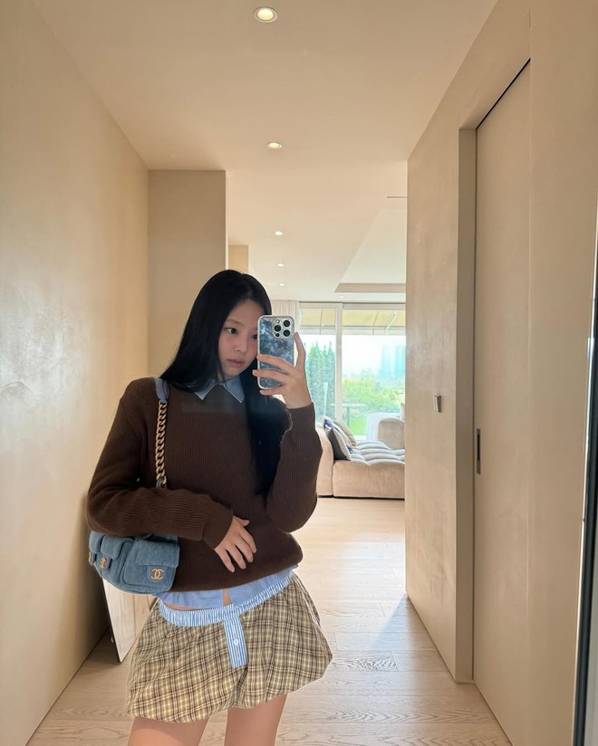 Cách phối này không chỉ tạo hiệu ứng trẻ trung mà còn dễ ứng dụng trong nhiều hoàn cảnh, từ dạo phố đến những buổi cà phê cùng bạn bè.
