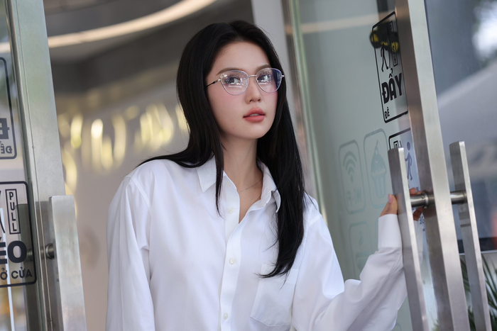 /Ngọc Trinh phản ứng ra sao khi bị nhận xét 'nghệ sĩ nhưng chỉ biết đi livestream'?  