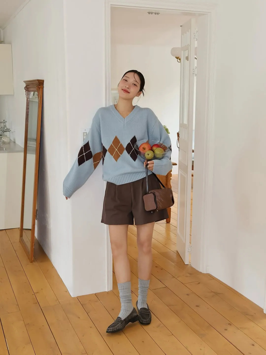 Áo len cổ chữ V luôn được đánh giá cao nhờ khả năng tạo hiệu ứng thon gọn cho phần thân trên. 