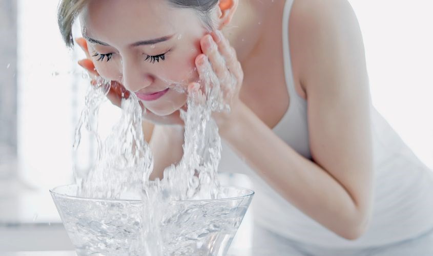 Nước lạnh giúp hạn chế tình trạng mất nước, đồng thời mang lại cảm giác mát mẻ, dễ chịu.