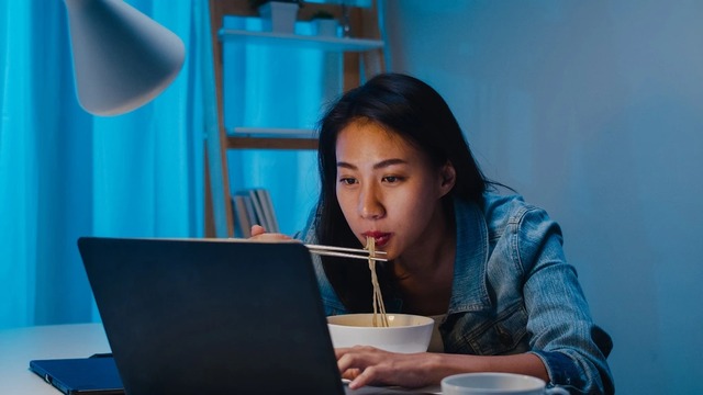 Bác sĩ cho biết, “thời điểm béo” không đồng nghĩa với việc ăn vào là sẽ tăng cân ngay lập tức, mà đây là lúc cảm giác đói xuất hiện rõ rệt nhất.