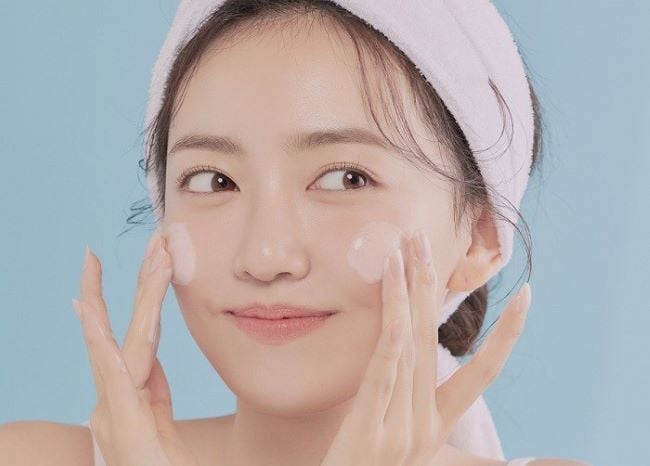 Mục tiêu của bước này là loại bỏ bã nhờn, mồ hôi và cặn sản phẩm tích tụ từ đêm trước, giúp da thông thoáng để sẵn sàng tiếp nhận dưỡng chất ở các bước sau.