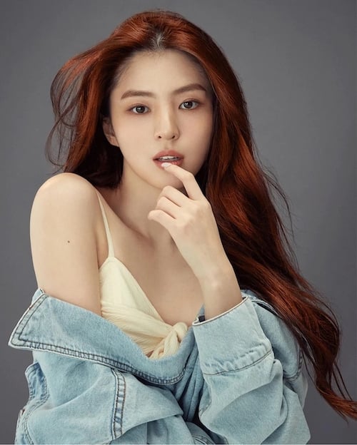 Việc đắp mặt nạ giấy dưỡng ẩm vài lần mỗi tuần, đặc biệt khi được làm mát, còn giúp Mừng SHBET phiên bản mới 2025 trông tươi tắn hơn sau những ngày tiếp xúc nhiều với nắng nóng.