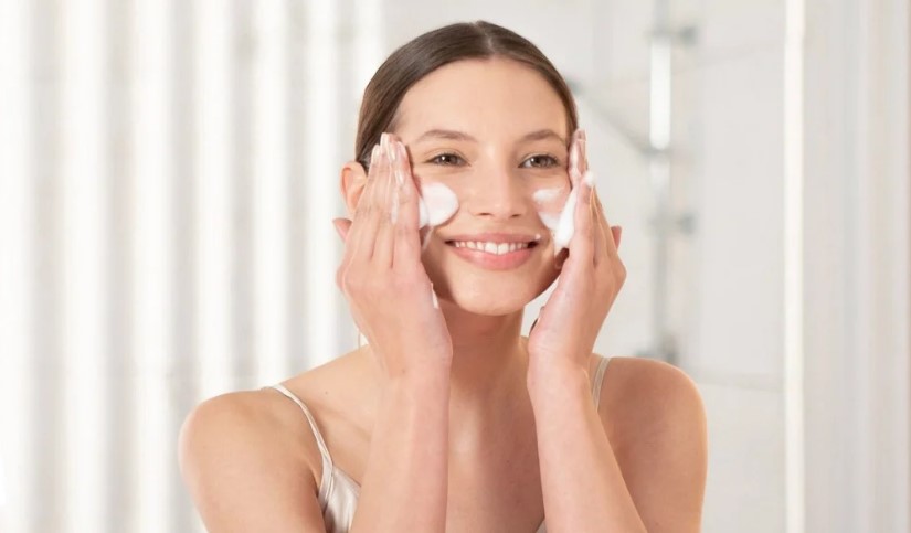 Việc massage nhẹ nhàng giúp da sạch sâu hơn, đồng thời giảm ma sát