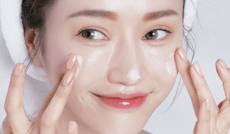 Do kết cấu mỏng nhẹ, serum nên được thoa khi da còn hơi ẩm để tăng khả năng thẩm thấu, đồng thời cần chú ý kết hợp hợp lý để tránh chồng chéo hoạt chất.