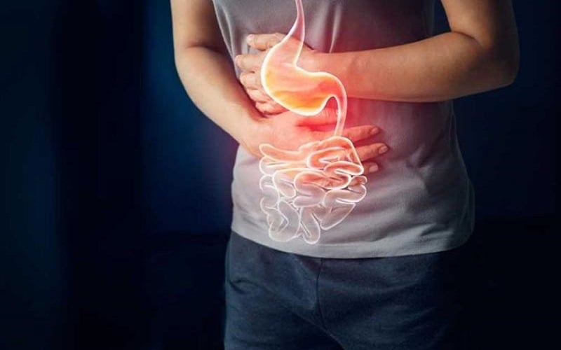 Chỉ sau khoảng 1–5 giờ sau khi ăn, người bệnh có thể xuất hiện các triệu chứng như buồn nôn dữ dội, nôn ói liên tục, đau bụng.. Ảnh minh họa