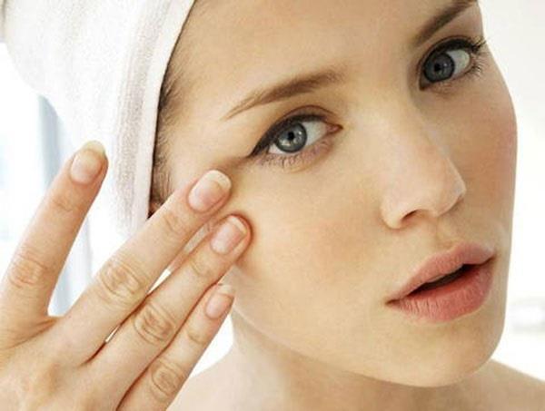 Để hạn chế rủi ro và tránh gây tổn thương da, việc chườm nước đá cần được thực hiện cẩn trọng.