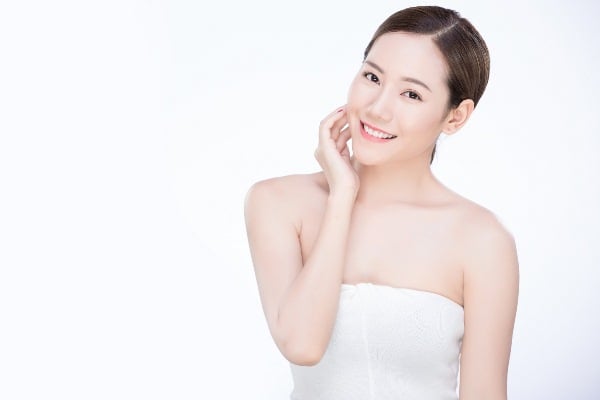 Ở một số trường hợp, bề mặt da có thể trở nên bóng loáng, mịn màng giả tạo nhưng khi chạm vào lại thấy căng rát và kém đàn hồi. 
