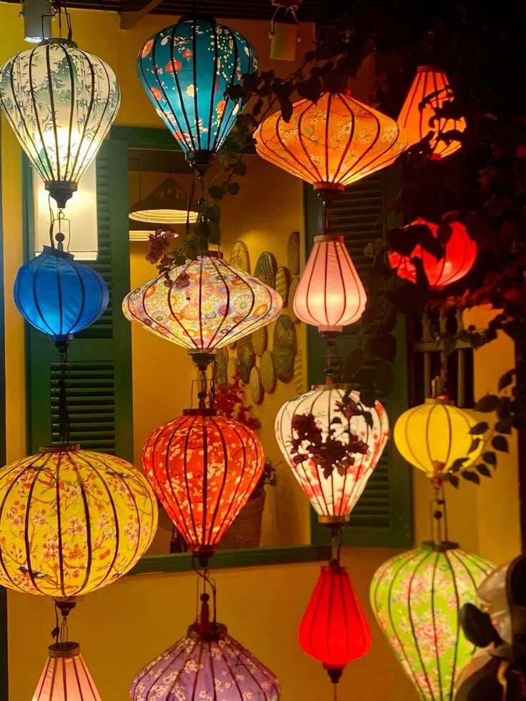 Đèn hoặc nến thắp sáng trước nhà giúp mang lại ánh sáng dẫn đường may mắn