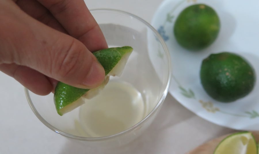 Một cốc nước ấm pha vài giọt nước cốt chanh loãng trước khi ngủ giúp thanh lọc nhẹ hệ tuần hoàn, hỗ trợ gan đào thải chất cặn bã trong lúc Sh88bet đăng ký miễn phí nghỉ ngơi. 