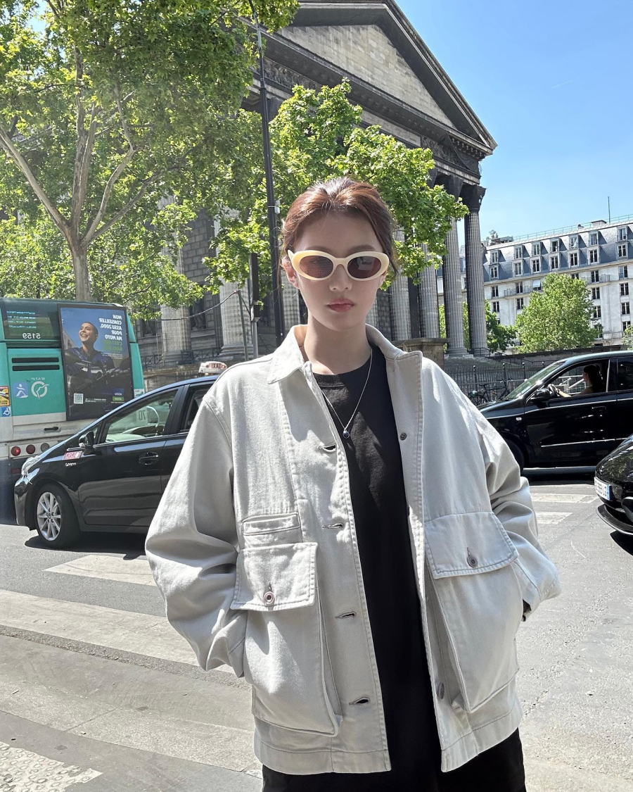 Để làm mới hình ảnh, Go Youn Jung đôi khi lựa chọn áo khoác trắng. Từ áo khoác len mỏng cho đến áo khoác kaki,