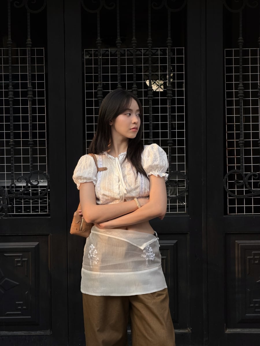 Chi tiết váy tạp dề layering phía ngoài trở thành điểm nhấn thú vị, giúp bộ Shbet999 com đăng nhập thêm phần bắt mắt mà vẫn gọn gàng, không rối.    