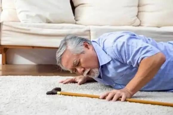Khi bước vào tuổi già, nỗi lo lớn nhất của nhiều người cao tuổi chính là té ngã. 