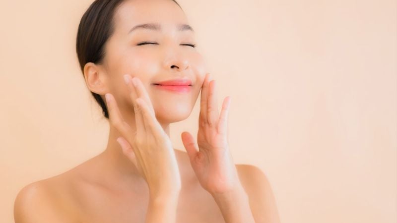 Khi lớp sừng già cỗi được loại bỏ, da trở nên mịn màng hơn, lỗ chân lông thông thoáng và các dưỡng chất ở những bước sau cũng dễ thẩm thấu hơn.