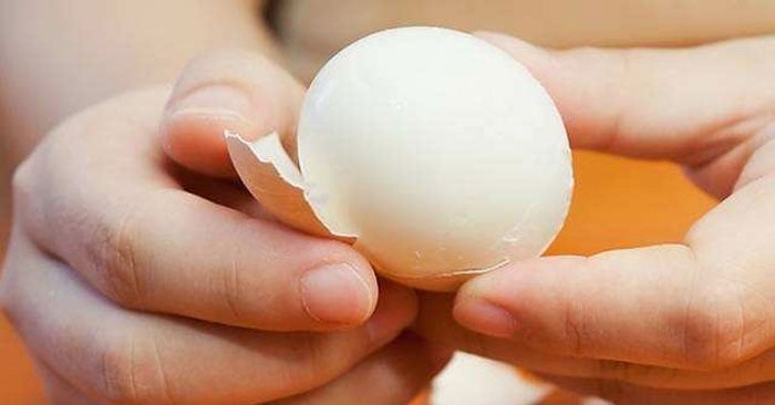 Trứng luộc bóc dễ dàng