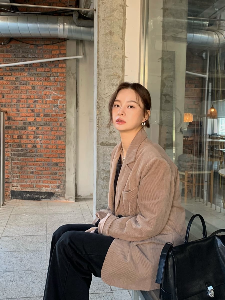 Một kiểu búi thấp chải mượt phù hợp với môi trường công sở, trong khi búi rối nhẹ lại rất hợp với blazer phối theo phong cách đời thường, mang đến cảm giác phóng khoáng và hiện đại.