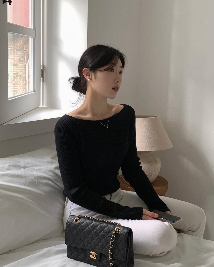 Một búi thấp gọn gàng giúp phần vai trông thon gọn, cổ dài hơn và mang lại vẻ nữ tính, thanh lịch. 