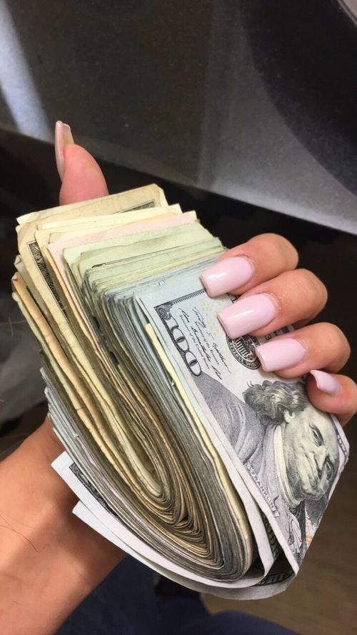 Đặt một tờ tiền mới vào két cuối năm giúp mang lại cảm giác may mắn