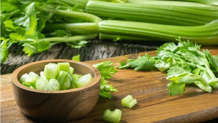 Khi nói đến việc hạ huyết áp, cần tây chắc chắn nằm trong danh sách những thực phẩm tốt. 