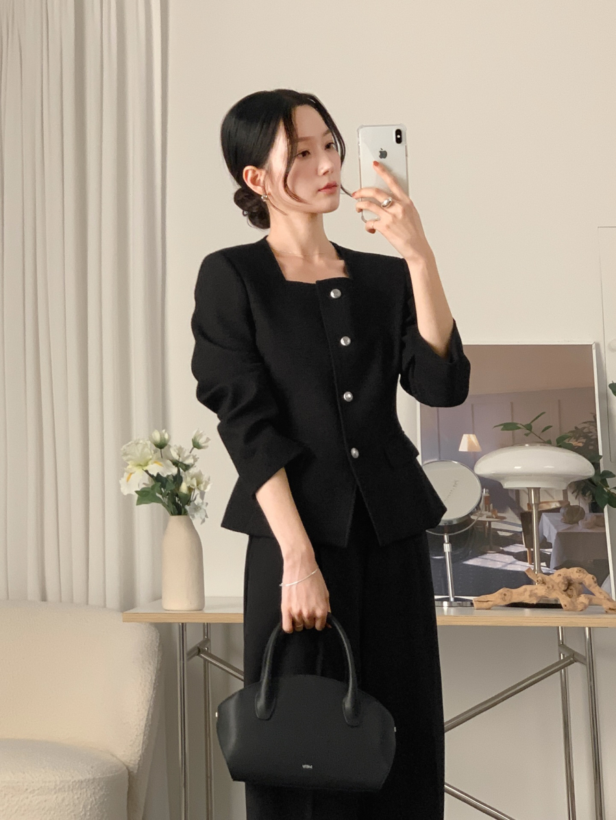 Dù là set mang tính công sở hay thiên về sự thoải mái, đen – trắng vẫn giữ được nét hiện đại và dễ ứng dụng.