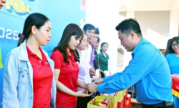 Đối tượng được hưởng mức hỗ trợ này gồm: đoàn viên, người lao động bị tai nạn lao động, mắc bệnh Shbet800 khuyến mãi siêu lớn; bản thân hoặc vợ/chồng/con mắc bệnh nan y, bệnh hiểm nghèo, gặp rủi ro, hoạn nạn; người lao động chịu ảnh hưởng bởi thiên tai, bão lũ. 