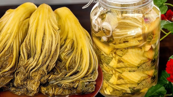 Dưa cải muối mua đông cần nước nóng để kích hoạt lên men