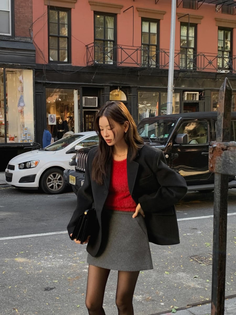 Một chiếc áo đỏ, dù là áo len, áo kiểu hay sơ mi, cũng đủ tạo điểm nhấn cho tổng thể Shbet999 com đăng nhập.