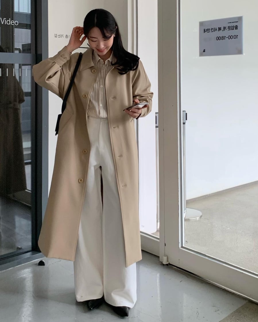 Trench coat tiếp tục là biểu tượng của phong cách tối giản mang hơi hướng cổ điển. 