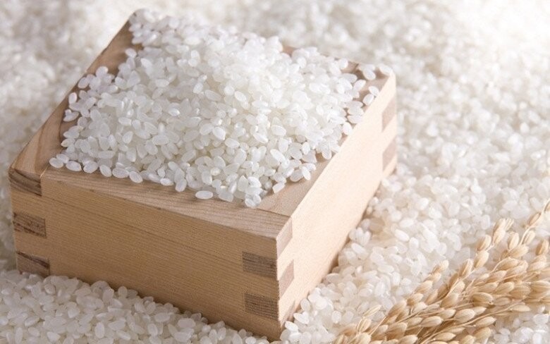 Sau khi mua về, trải gạo ra mẹt hoặc bạt sạch, phơi dưới nắng nhẹ trong khoảng 2 ngày.